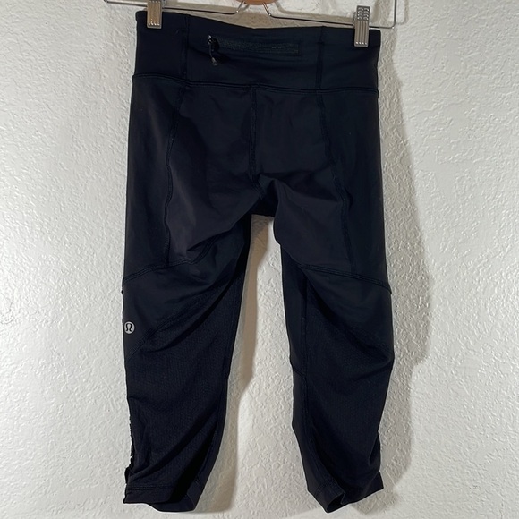 Lululemon Women's Scrunch Hem Capri Leggings Size 4 Black Rear Zip Pocket - Picture 4 of 11